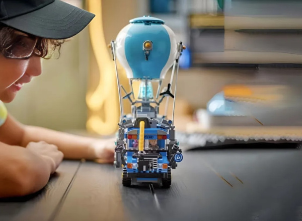 Конструктор 3037 Боевой автобус Фортнайт