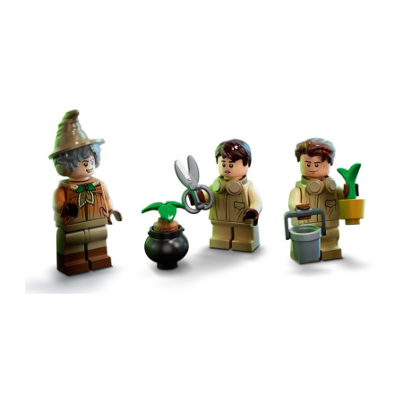 Конструктор Lego 76384 Harry Potter Учеба в Хогвартсе: Урок травологии