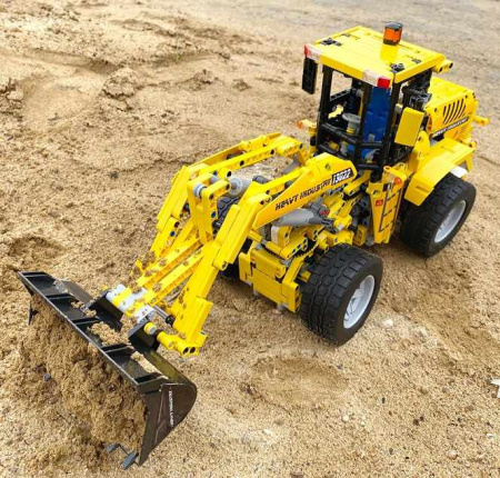 Конструктор Mould King 13122 Бульдозер колесный на радиоуправлении 2.4G RC 13122