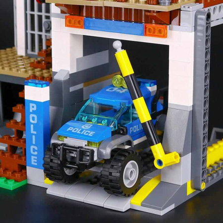 Конструктор 82071 KING Конструктор Cities Полицейский участок в горах